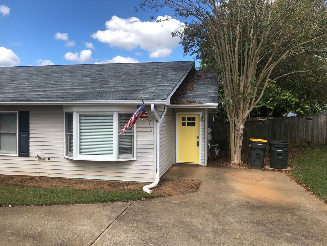 3 bedroom 2 bath near Tiger Town! - 3 bedroom 2 bath near Tiger Town!