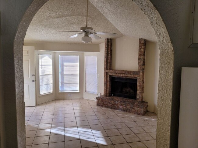 Foto del edificio - 910 Destello Rd