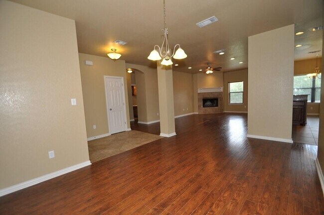 Building Photo - 2409 Woodcrest Ct