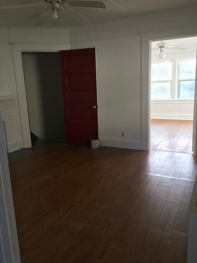 Foto del edificio - 2631 Jeffries Ave