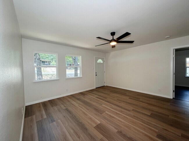 Building Photo - 1108 Park Dr