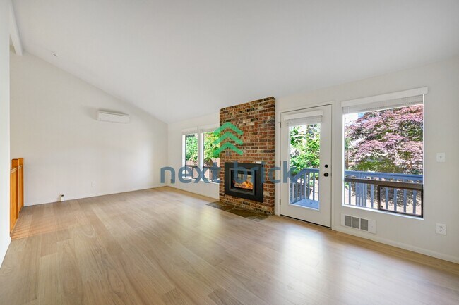 Building Photo - "Chic 2-Bed Townhouse Retreat in Bellevue – Spacious 1250 Sq Ft Living with Modern Comforts!"