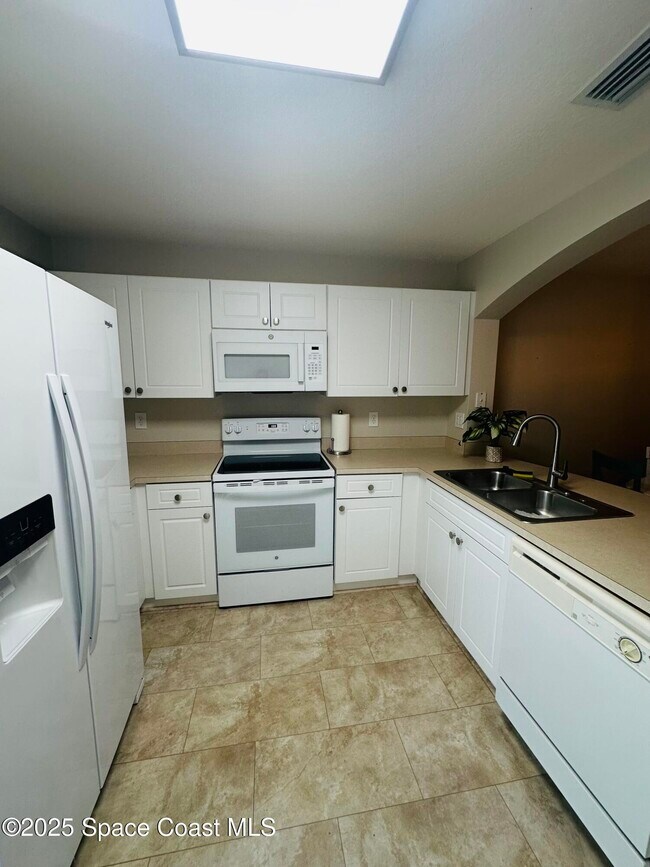 Building Photo - 890 Luminary Cir