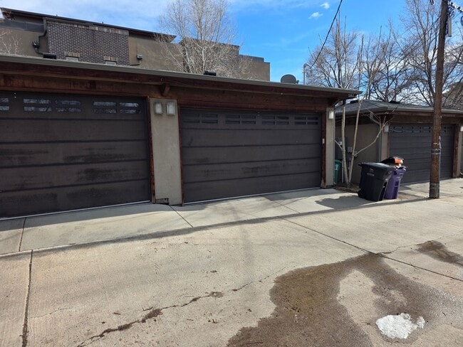 Foto del edificio - STUNNING 3-LEVEL LUXURYTOWNHOME NEAR SLOAN'S LAKE! ROOFTOP DECK + 2-CAR GARAGE!