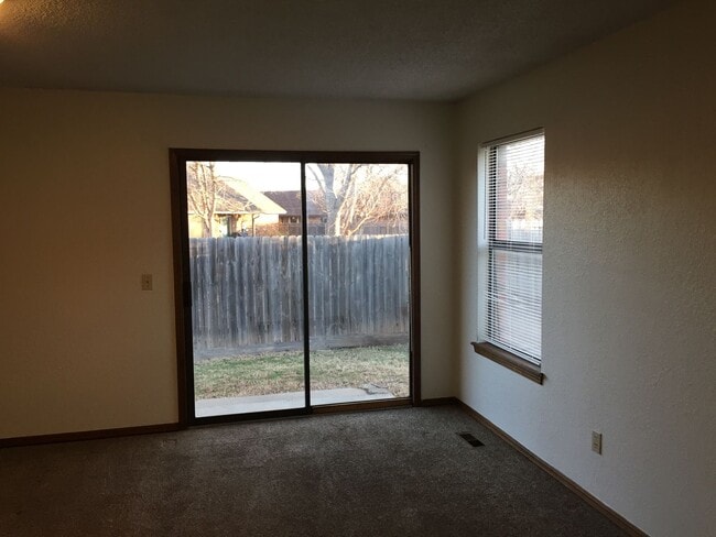 Building Photo - Spacious two bedroom two bath!
