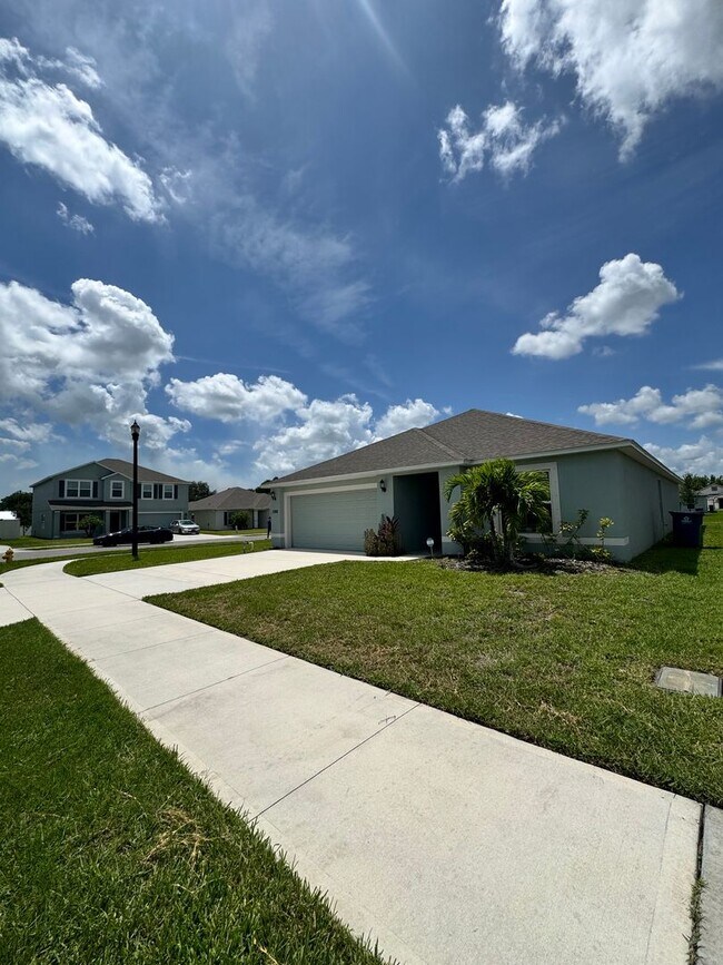Foto del edificio - Beautiful 4-Bed, 2-Bath Home in a Prime Location!