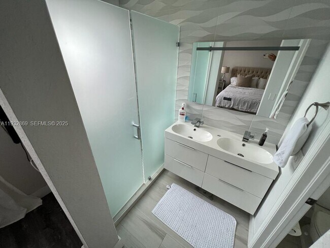 Foto del edificio - 8330 NW 107th Pl