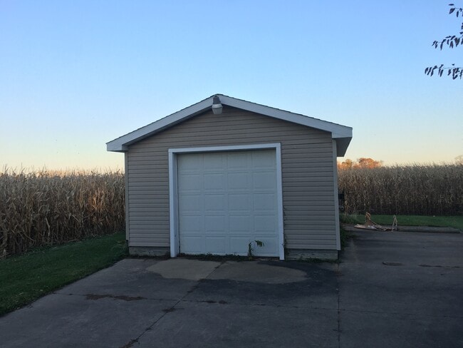 Extra garage - 3820 Hayes Ave