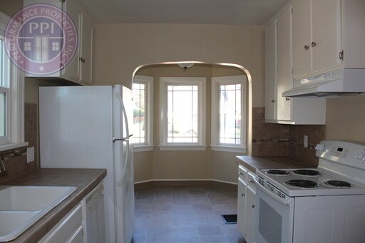 Foto del edificio - Charming Updated Irvington Home: Refinished Hard Wood Floors + Finished Basement!No Security Depo...