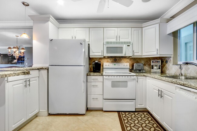 Building Photo - 1199 Hillsboro Mile