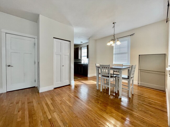 Foto del edificio - Four Bedroom Home in Eastown GR