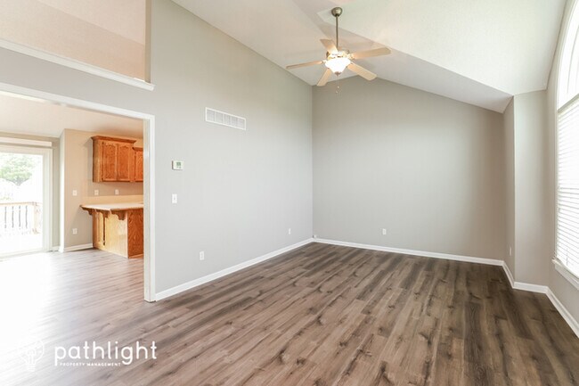 Foto del edificio - 8508 N Arcola Avenue, Kansas City, MO, 64153