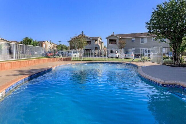 Building Photo - 2100 Willowbend Dr