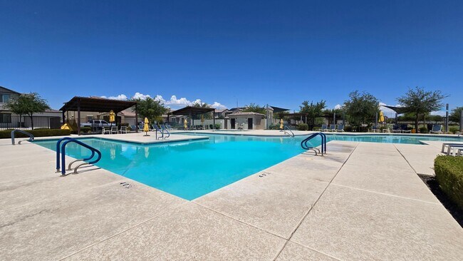 Foto del edificio - Like new home in a new GATED development! ...