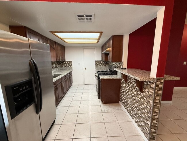 Building Photo - Charming 4-Bedroom Home in Delano!