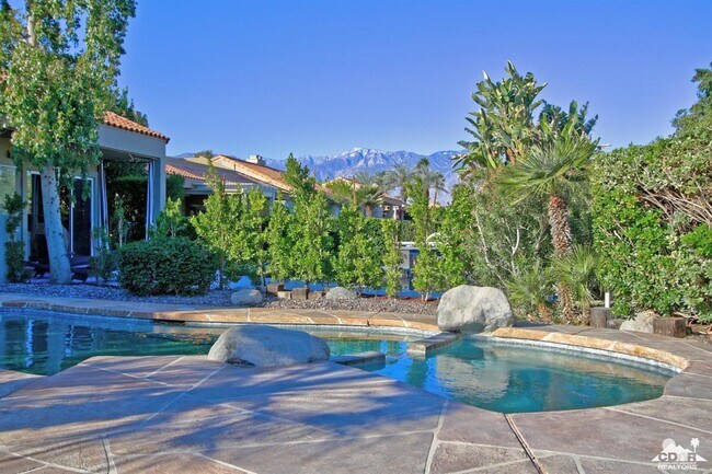 Foto del edificio - 22 Pebble Beach Dr