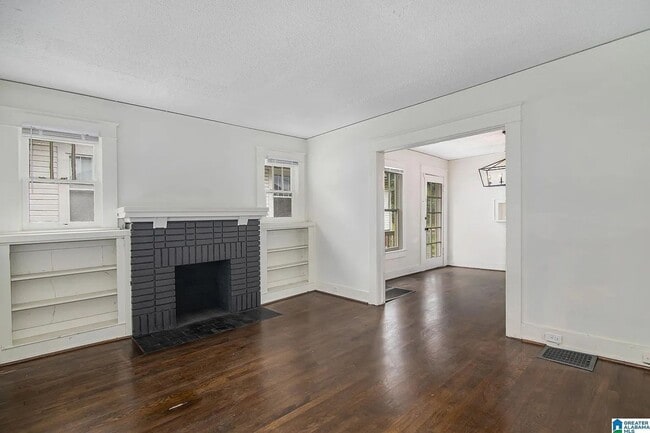 Building Photo - Charming Craftsman Bungalow in South East ...