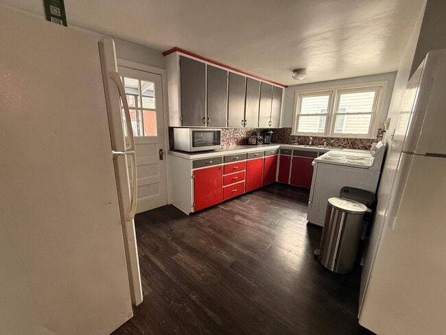 Building Photo - 110 N Gill St