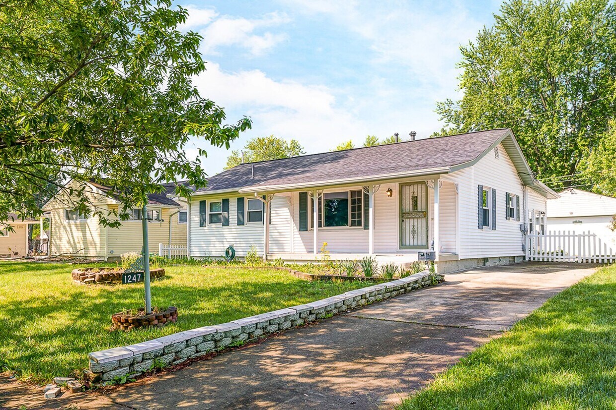 Primary Photo - 3 bed, 2 bath Ranch with large backyard