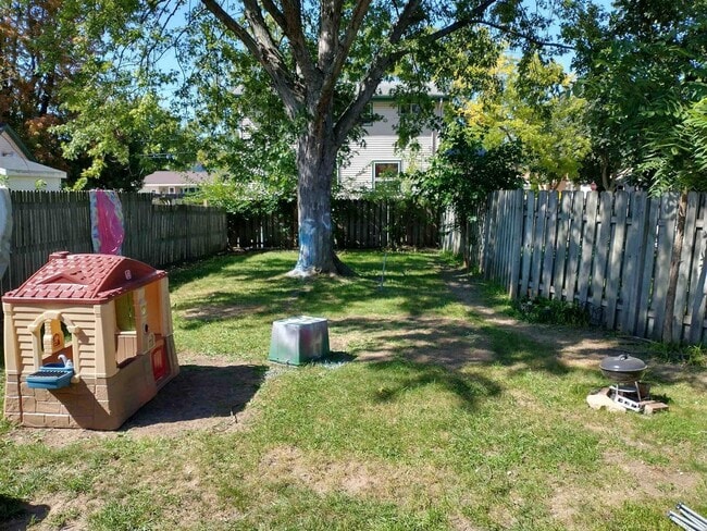 Building Photo - 210 Deschane Pl