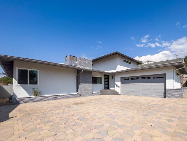 Building Photo - 733 E Walnut Ave