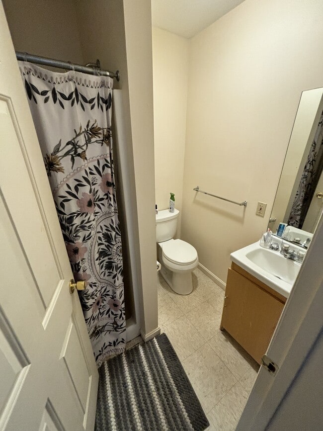 Building Photo - 827 Main St