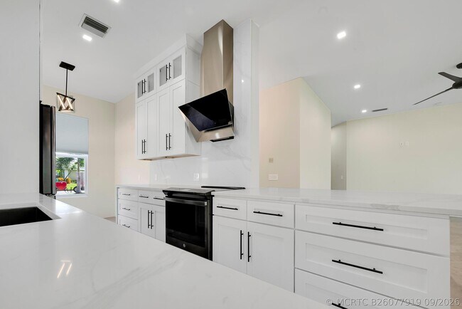 Building Photo - 176 NW Bentley Cir
