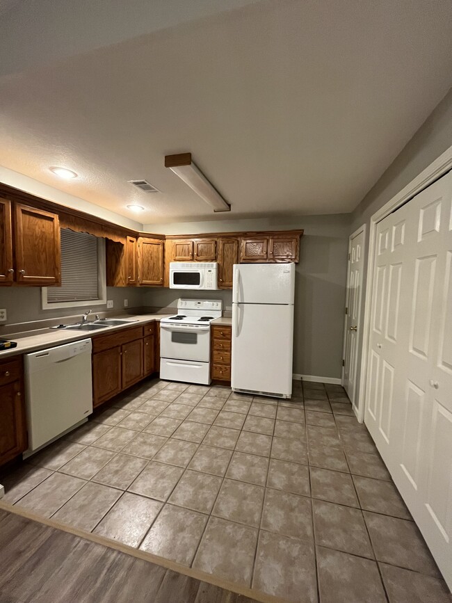 Building Photo - 1401 Lakewood Dr