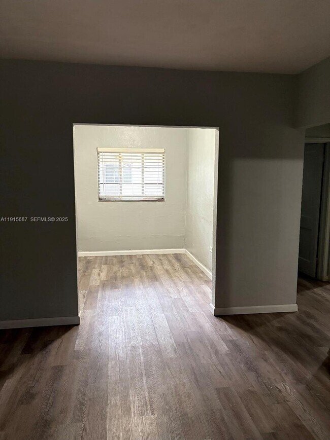 Foto del edificio - 970 SW 7th St