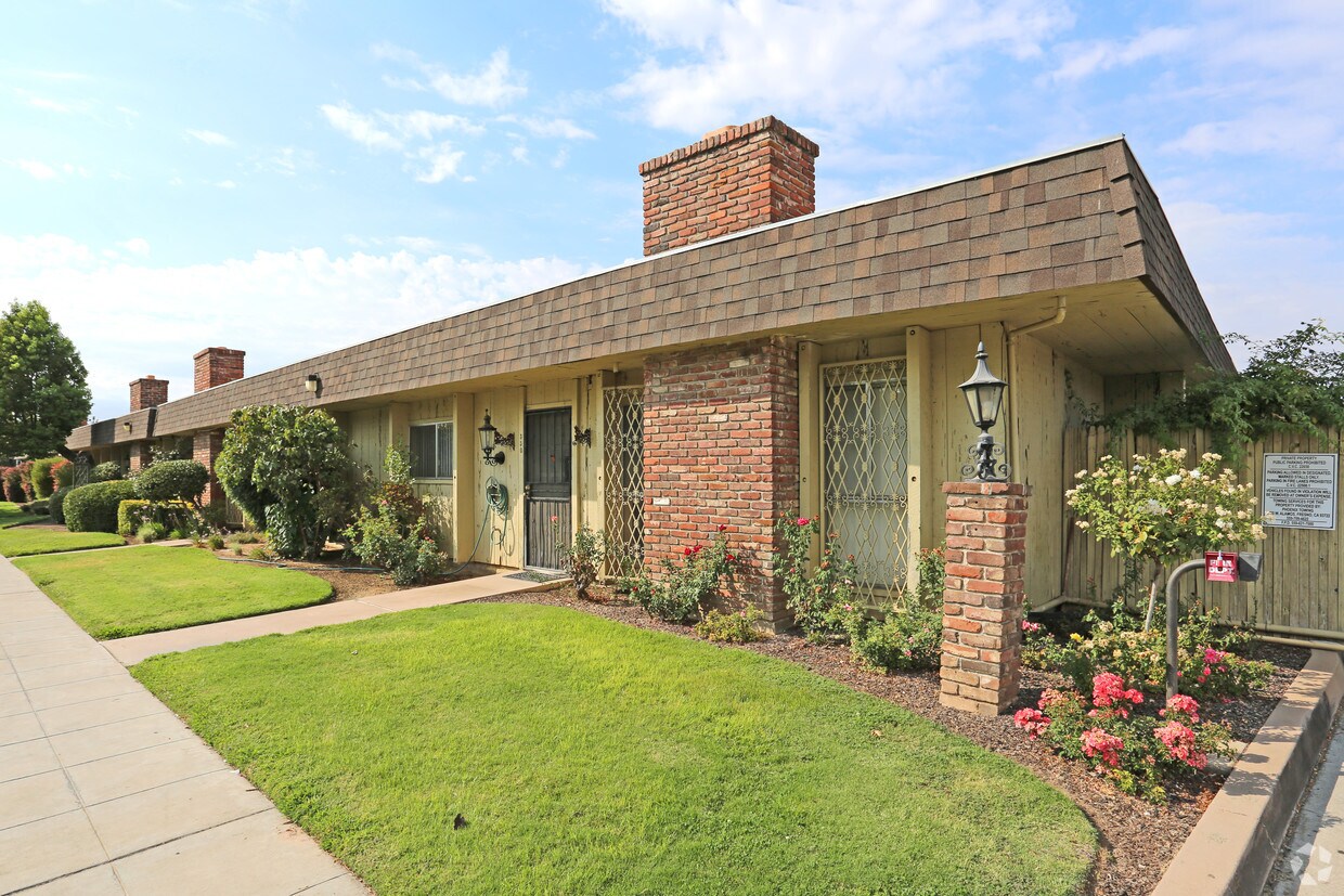 Primary Photo - 6060 N Maroa Ave
