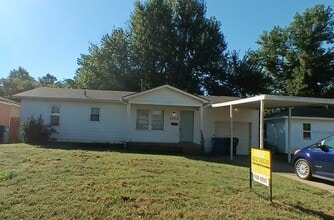 Building Photo - 1024 S Holly Dr