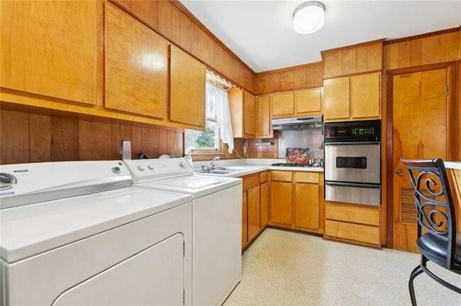 Building Photo - 638 Huntlee Dr