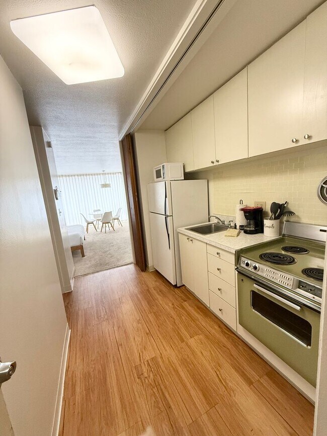 Building Photo - Waikiki - Ilikai Marina - Fully furnished studio
