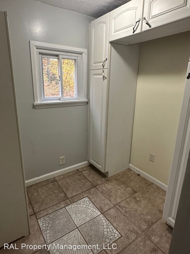 Building Photo - 4 br, 1 bath House - 1096 La Croix Ave