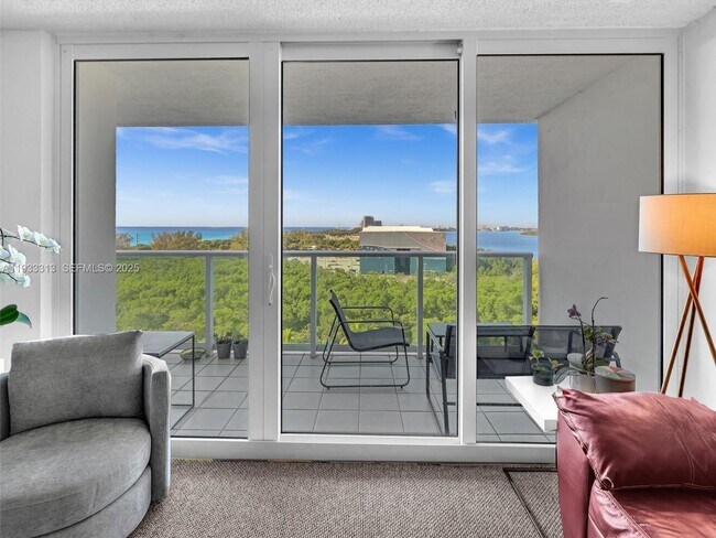 Foto del edificio - 100 Bayview Dr