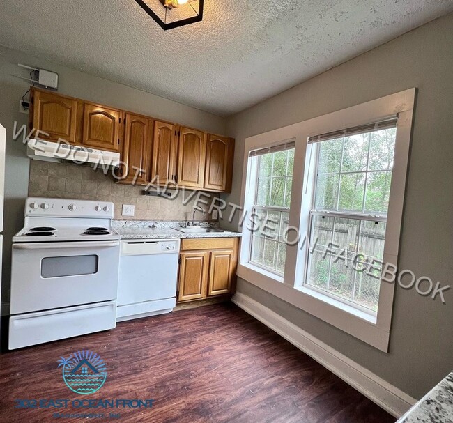 Building Photo - Lovely 3 bedroom / 2 bathroom unit availab...