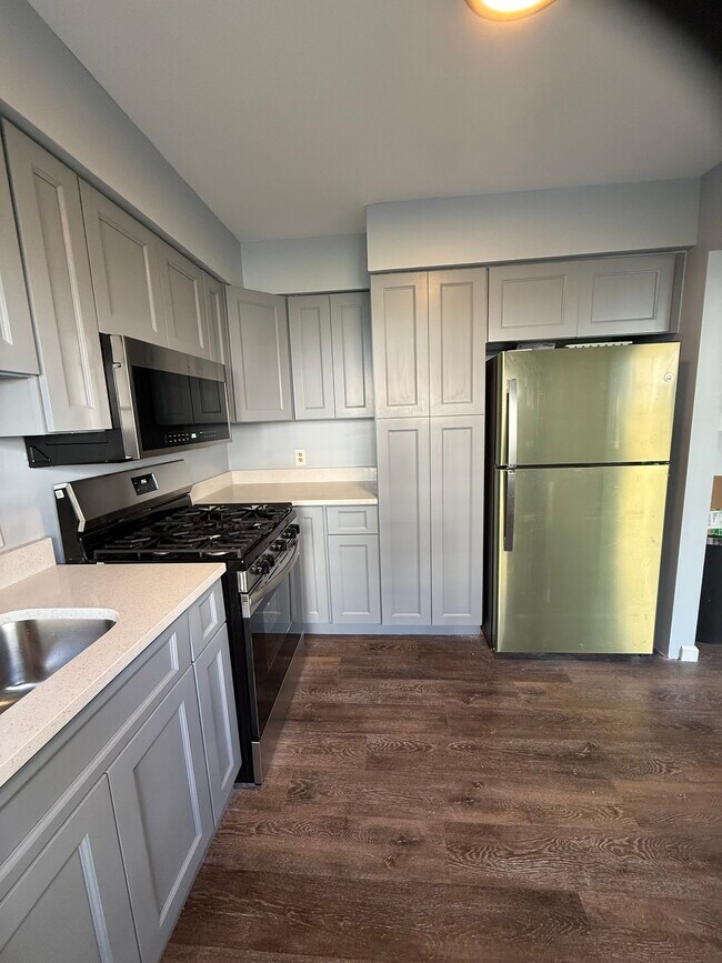 Foto del edificio - 713 Pinehurst Ct