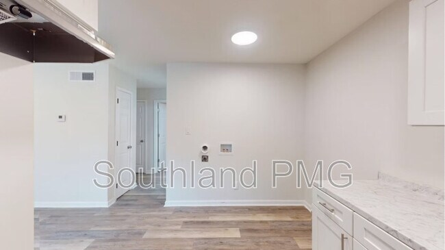 Foto del edificio - 605 Lake Rd