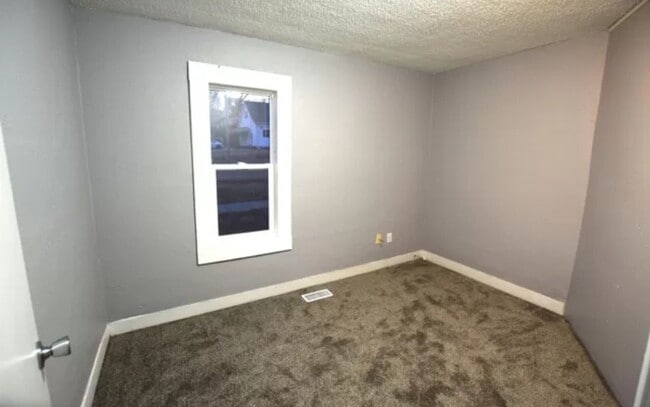 Building Photo - Beautiful Three Bedroom!