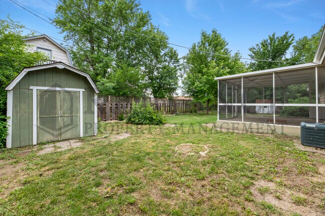 Foto del edificio - 614 N Brownthrush Ln