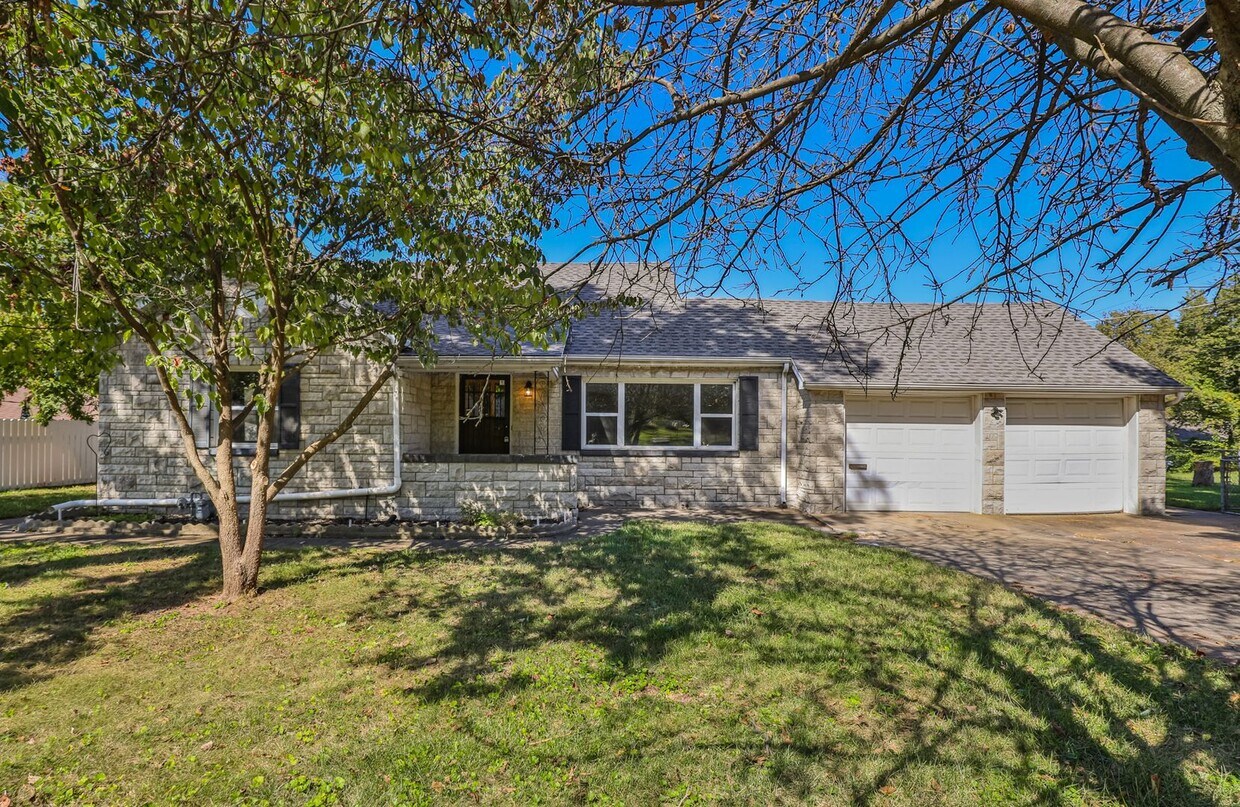 Foto principal - Adorable 4 bedroom | 2 bathroom | 2 car ga...