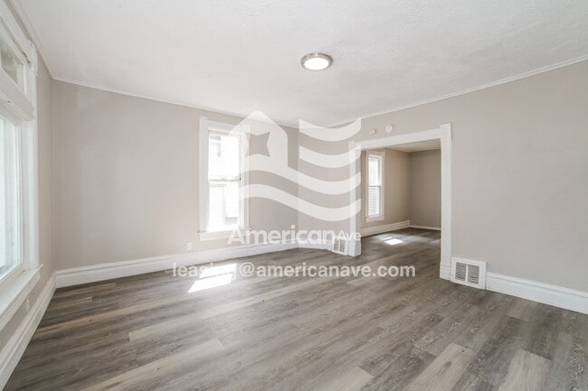 Building Photo - 318 E Thrush Ave