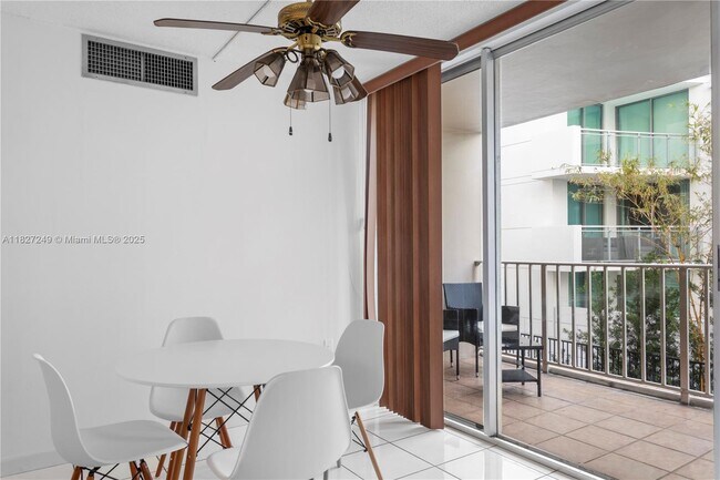 Foto del edificio - 9440 W Bay Harbor Dr