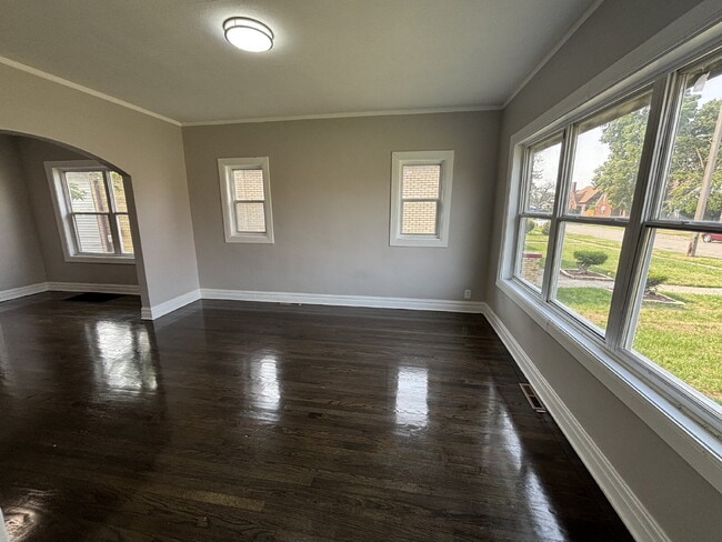 Building Photo - Cozy 4-bed house in Gary!