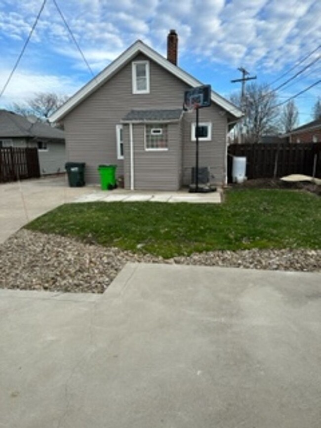 Building Photo - Mayfield Heights Two bedroom/two bath, clo...