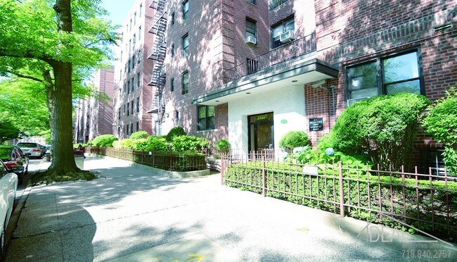Building Photo - 3555 Kings College Place #1HR