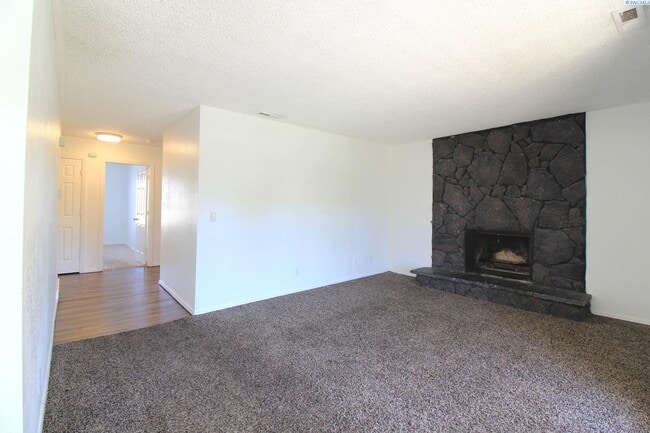Building Photo - Updated 2 Bed/1 Bath Kennewick Apartment i...