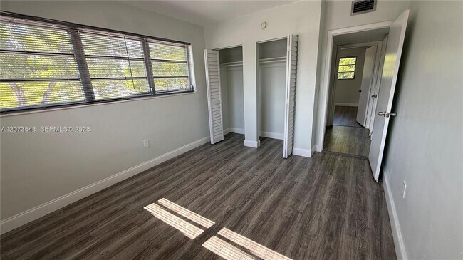 Foto del edificio - 245 NE 191st St