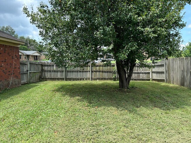 Foto del edificio - 3434 Laurelwood Dr