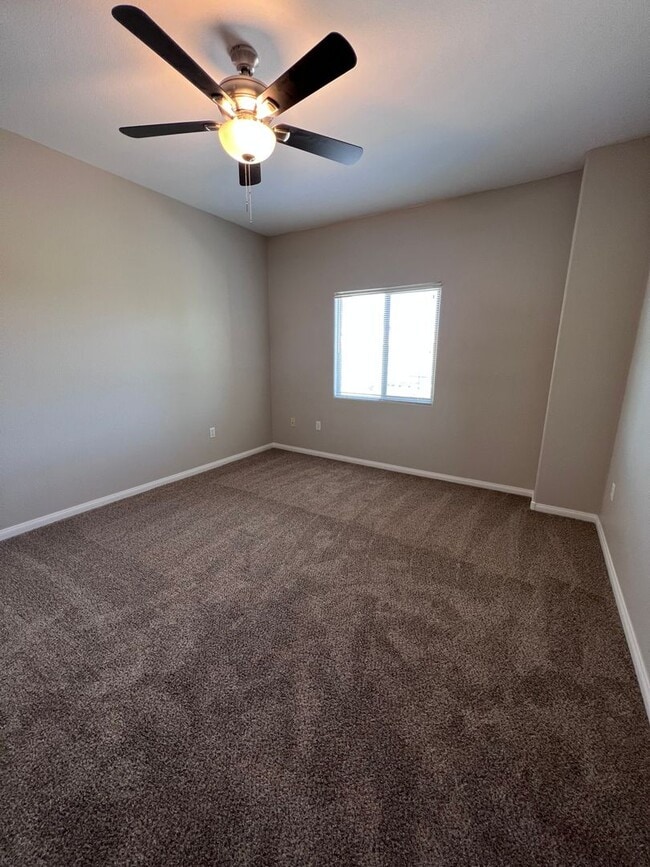 Building Photo - CLEAN 2 bed 2 bath condo!